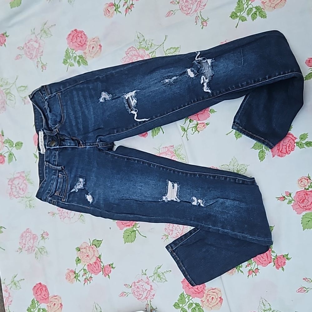 Distressed skinny jeans